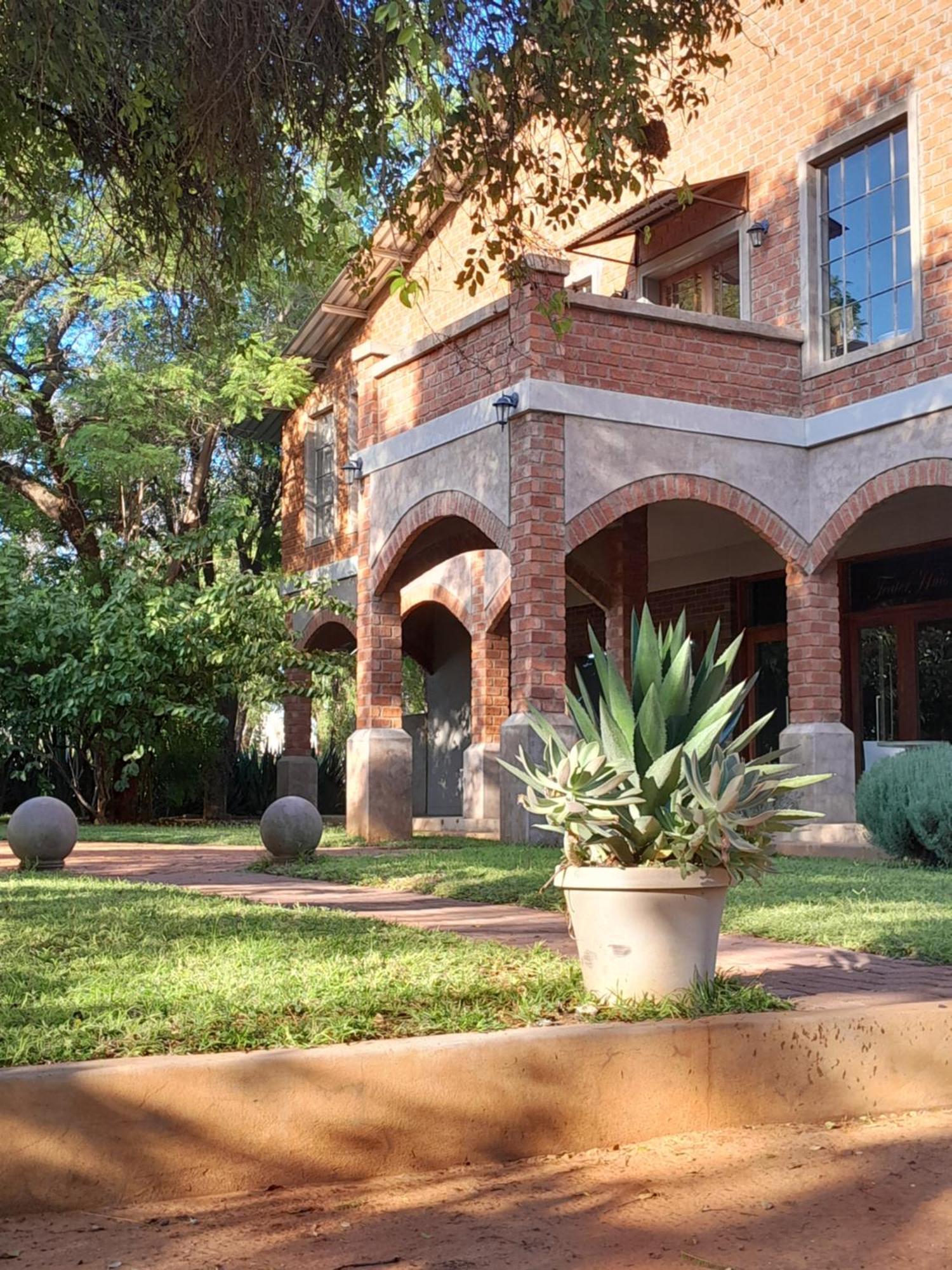 Tsumeb Theater Guesthouse Esterno foto